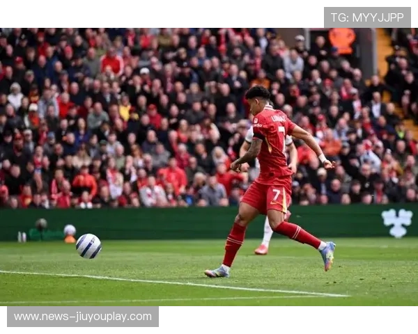 利物浦边路加速推进不断制造险情，迪亚斯打门稍偏