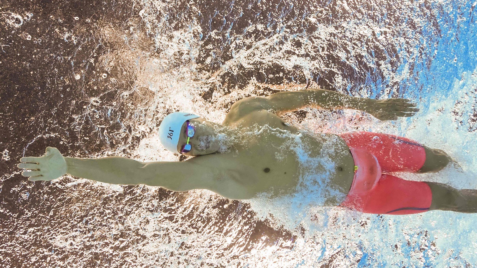 主动给队友让座,樊振东展现真正的冠军气度,樊振东现场指导